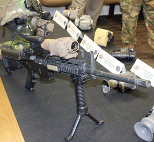 Army aims to field new weapon sight that wirelessly pairs with night ...