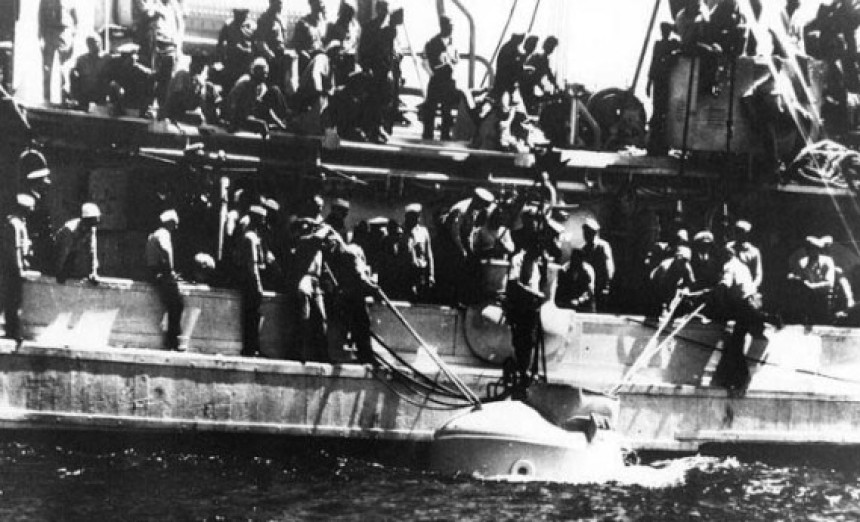 Sailors haul the McCann-Erickson Rescue Chamber aboard the USS Falcon after its final trip to rescue sailors trapped on the USS Squalus after the submarine sank, May 23, 1939. (Navy)